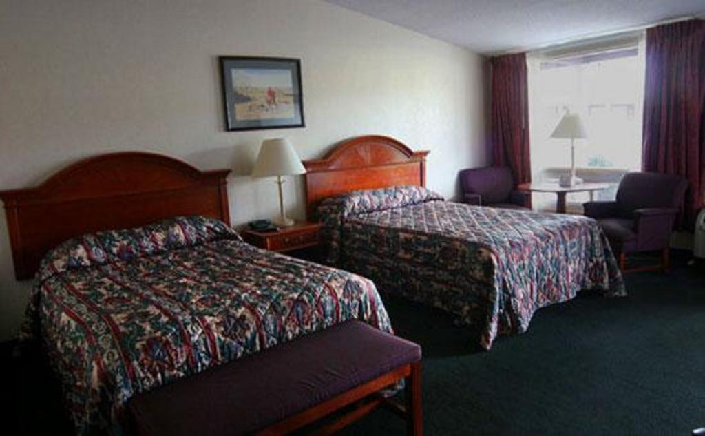Landmark Motor Inn Glens Falls Room photo