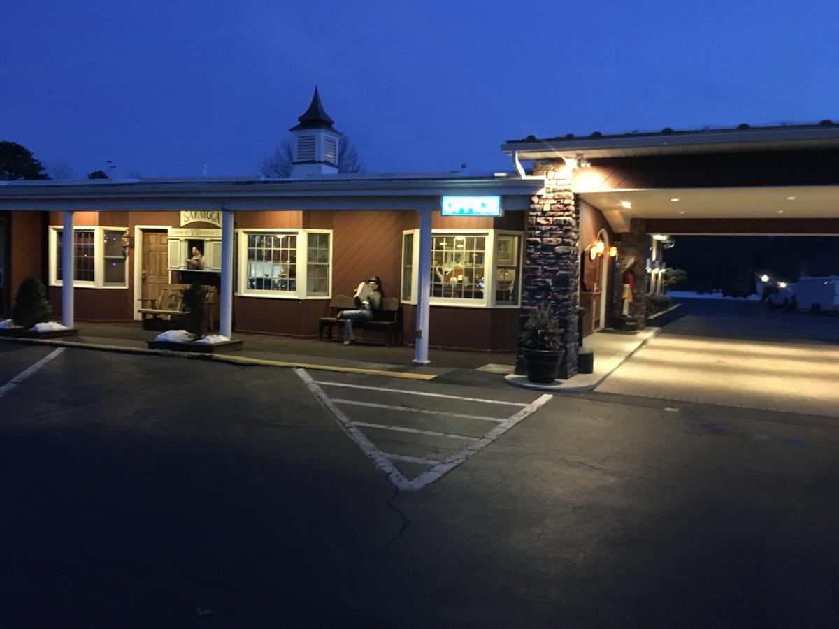 Landmark Motor Inn Glens Falls Exterior photo