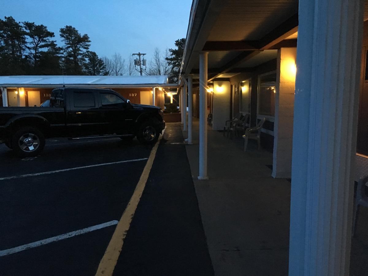 Landmark Motor Inn Glens Falls Exterior photo