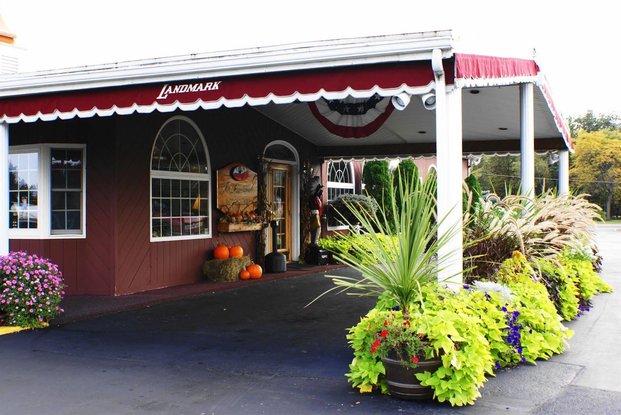 Landmark Motor Inn Glens Falls Exterior photo
